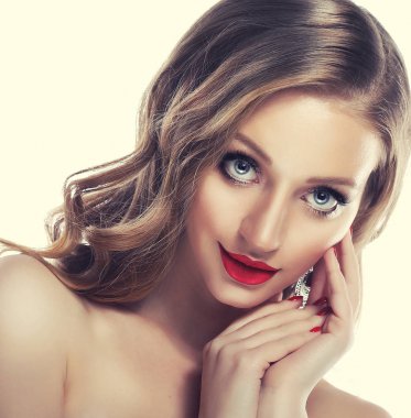 Dudakları kırmızı dudaklı ve sarı kıvırcık saçlı bir kadın.. 