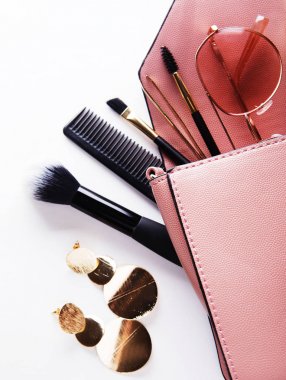 pembe deri kadın çanta dışarı kozmetik, Aksesuar ve smartphone beyaz zemin üzerine açık düz lay