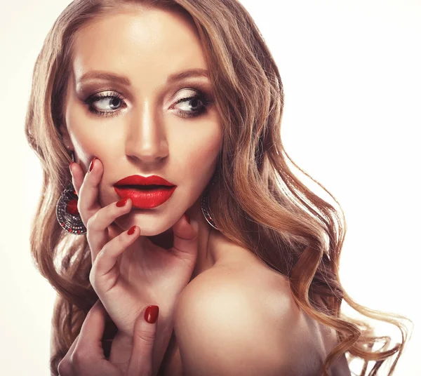Nő ajkak piros ajak és szőke göndör haj portré. — Stock Fotó