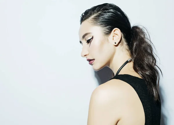 Modelo de moda con maquillaje de lujo con traje negro posando sobre fondo blanco . — Foto de Stock