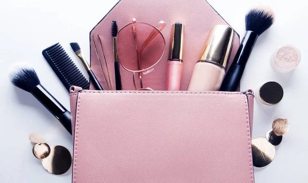 Flat lay of female fashion accessories and pink handbag on white background with copyspace. — Stock Photo, Image