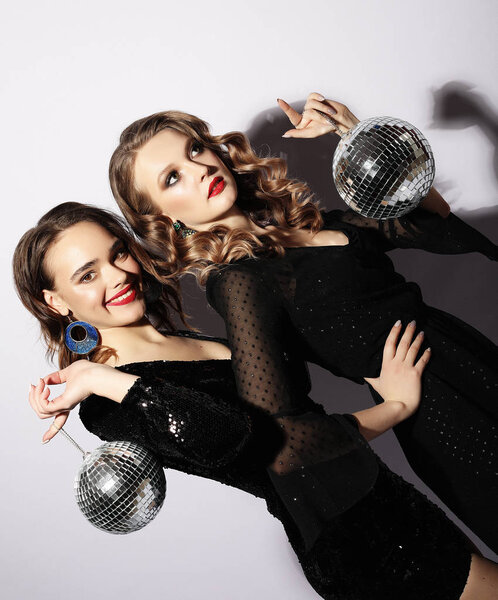 Концепция вечеринки и людей: Вечеринки девочек с дискотечными шариками