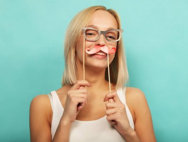 Yaşam tarzı ve insan konsepti: partiye hazır neşeli genç kadın