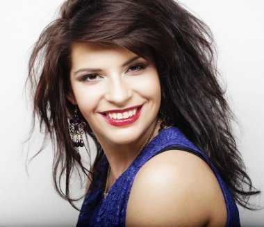 Gündelik kıyafetler giyen genç ve güzel bir kadın.