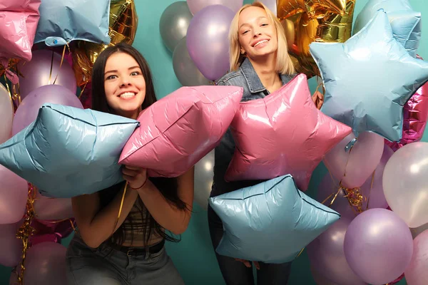 Образ жизни и концепция людей: две девушки подруги с воздушными шарами colorfoul - молодые и счастливые. — стоковое фото