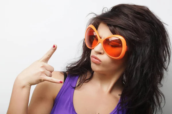 Estilo de vida y la gente concepto: chica de moda con gafas de sol grandes — Foto de Stock