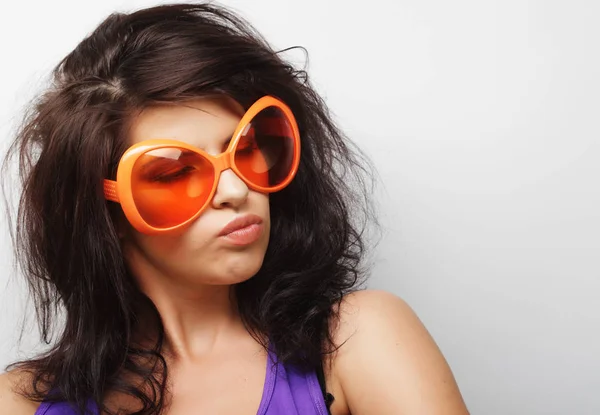 Estilo de vida y la gente concepto: chica de moda con gafas de sol grandes —  Fotos de Stock