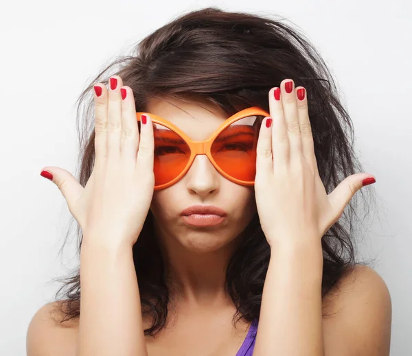 Style de vie et concept de personnes : fille de la mode avec de grandes lunettes de soleil — Photo