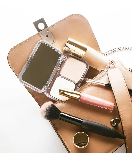 Concept mode et beauté : Pose plate de sac femme en cuir rose ouvert avec cosmétiques et accessoires — Photo