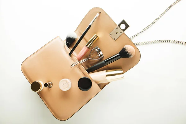 Femmes Sac de mode et accessoires pour femmes maquillage et bijoux concept de beauté — Photo