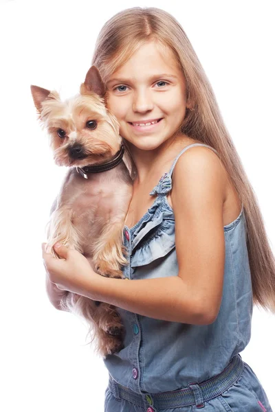 Ragazza felice tenendo il suo bel cane terrier yorkshire . — Foto Stock