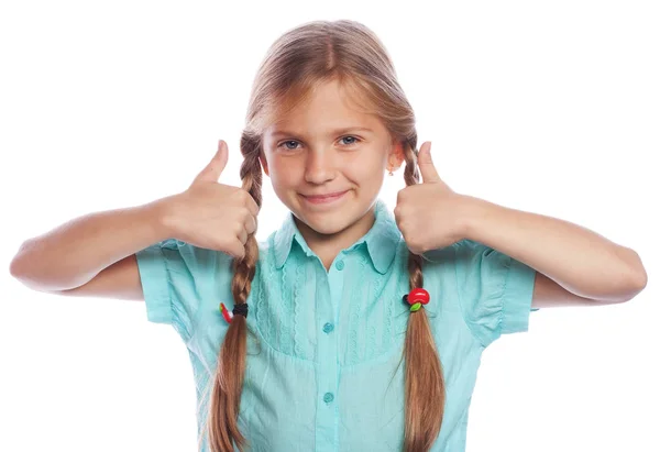 Glückliches kleines Mädchen, das isoliert vor weißem Hintergrund steht. Kamera zeigt Daumen hoch. Lebensstil und Menschen-Konzept. — Stockfoto