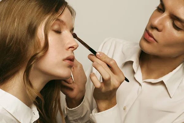 Concepto de belleza: Maquillador haciendo maquillaje —  Fotos de Stock