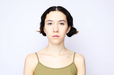 Neşeli kız kameraya beyaz arka plan üzerinde seyir.