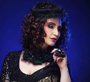 Sanatsal makyaj bu güzel hanımla. Kıvırcık saçlı. Lüks stil.