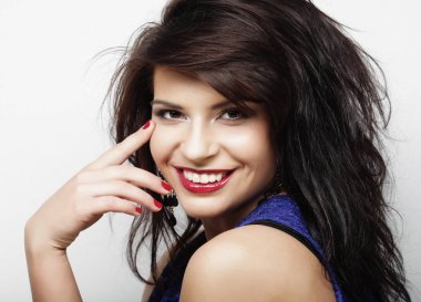 Rahat kıyafetler, mutlu gülümseme giyen genç güzel kadın