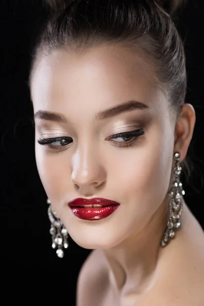 Сексуальная красавица с красными губами и ногтями. Роскошная женщина, ювелирные серьги. Мода Брюнетка портрет изолирован на черном фоне . — стоковое фото