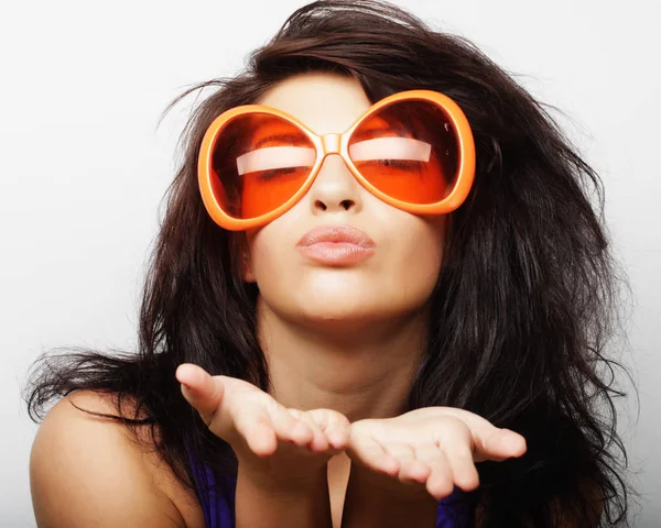 Stile di vita e concetto di persone: ragazza di moda con grandi occhiali da sole — Foto Stock