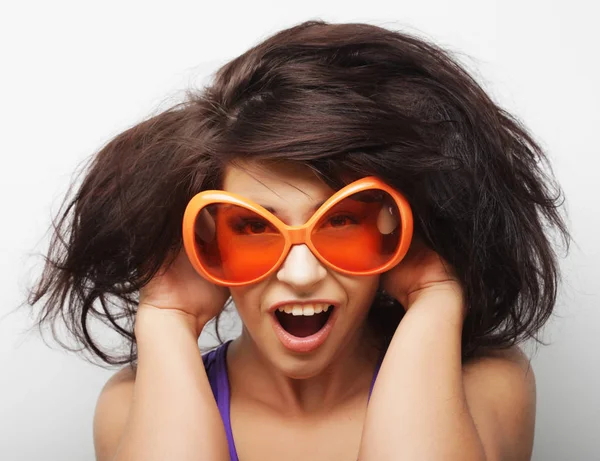 Estilo de vida y la gente concepto: chica de moda con gafas de sol grandes —  Fotos de Stock