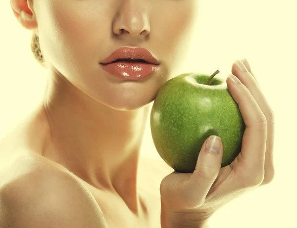 녹색 사과를 가지고 있는 행복 한 젊은 여자 - 흰 위에 고립되어 있다 — 스톡 사진