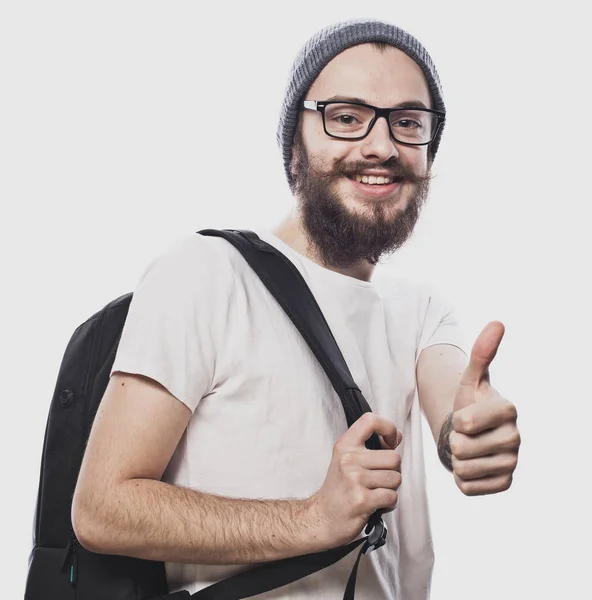 Retrato de un joven barbudo alegre mostrando un gesto bien aislado sobre el fondo blanco —  Fotos de Stock