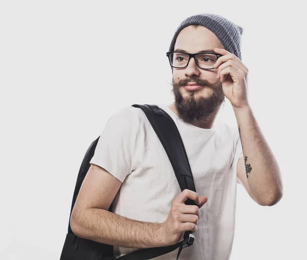 Portrét šťastné usmívající se studenta s batohem, izolované na bílém pozadí — Stock fotografie