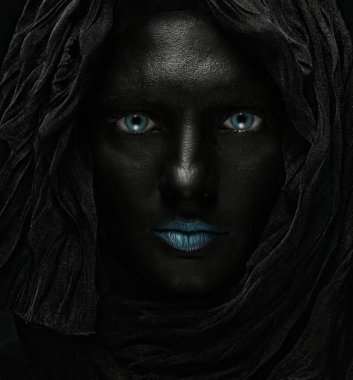 model siyah bir yüzü ile.