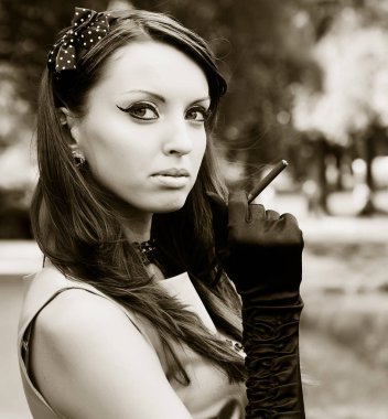 güzel genç kadın Park'ta rahatlatıcı