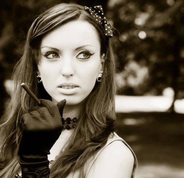 güzel genç kadın Park'ta rahatlatıcı