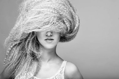 yaratıcı saç modeli olan kadın