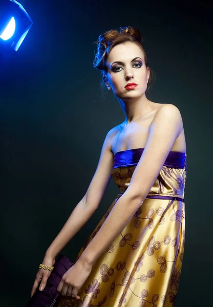 Mujer en vestido amarillo —  Fotos de Stock