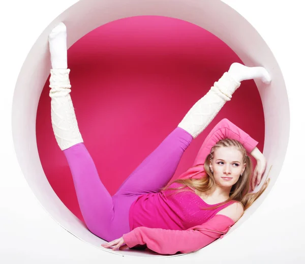 Femme posant en cercle rose — Photo