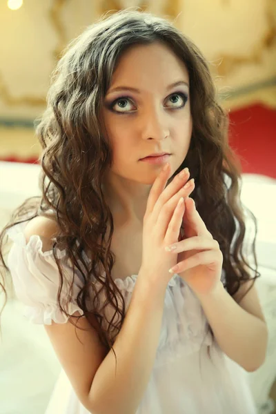 Retrato de una hermosa joven victoriana en vestido blanco — Foto de Stock