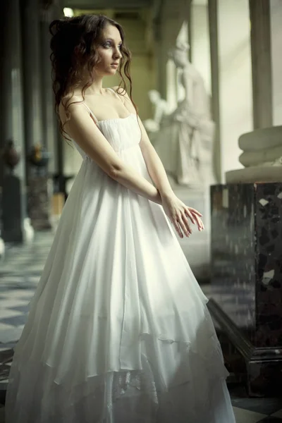 Portrait of a beautiful young victorian lady in white dress — Stock Photo, Image