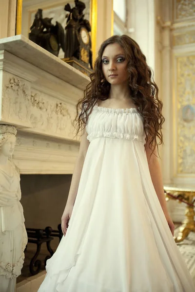 Porträt einer schönen jungen viktorianischen Dame im weißen Kleid — Stockfoto