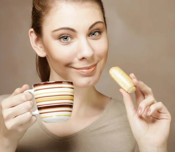 Kvinde med kaffe og småkager - Stock-foto