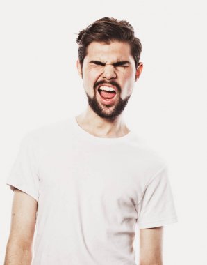 Beyaz arka planda sakallı genç bir adam