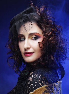 Sanatsal makyaj bu güzel hanımla. Kıvırcık saçlı. Lüks stil.