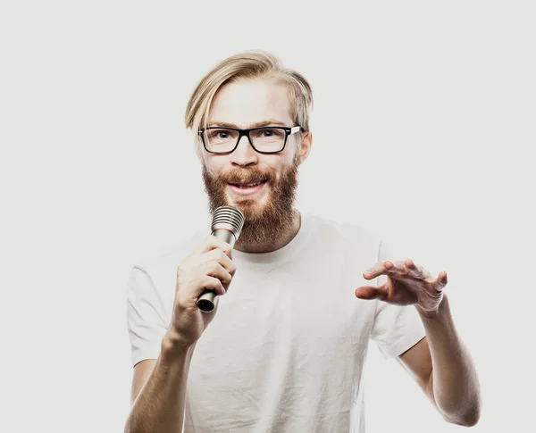 Estilo de vida y el concepto de la gente: joven cantando con micrófono — Foto de Stock