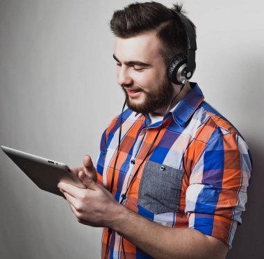 Yaşam tarzı, insan ve eğitim kavramı: audiobook beyaz arka plan üzerinde kulaklık aracılığıyla müzik adam.