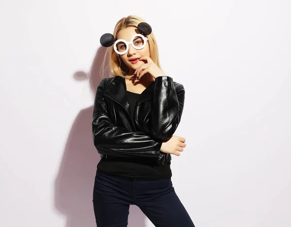 Çekici sürpriz genç kadın yaratıcı güneş gözlüğü takıyor — Stok fotoğraf