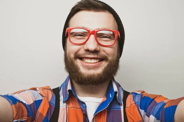 Primer plano retrato de un hombre barbudo alegre tomando selfie sobre fondo blanco —  Fotos de Stock