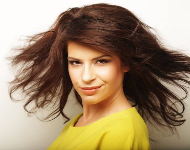 yaşam tarzı ve insanlar kavramı: kıvırcık kız beyaz arka plan üzerinde sarı t-shirt giyen gülümseyen genç yakın çekim