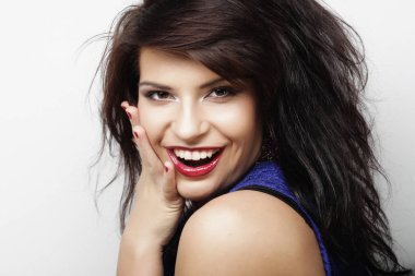 Güzel, genç, şaşkın bir kadın. Stüdyo çekimi..