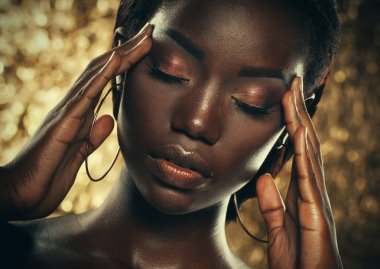 Altın arka planda şehvetli Afrikalı genç bir kadının portresi