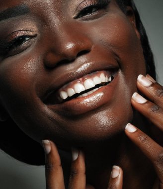 Güzel genç siyah kadın gülüyor portresi kapatın