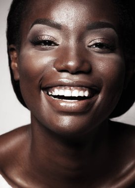 Güzel genç siyah kadın gülüyor portresi kapatın