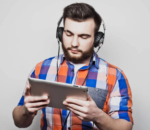 Mode de vie, personnes et concept d'éducation : l'homme écoute le livre audio à travers des écouteurs sur fond blanc . — Photo