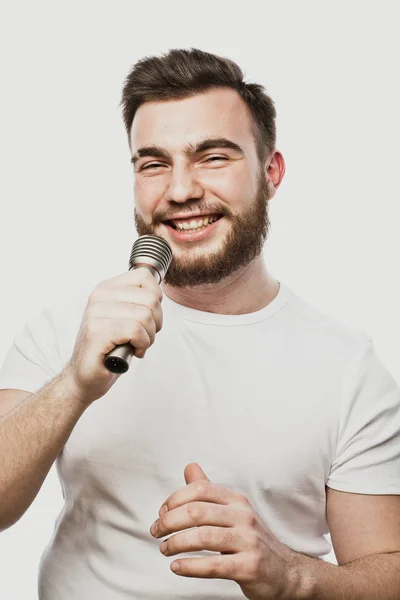 Lifestyle and people concept: young man singing with microphone — Stock Photo, Image
