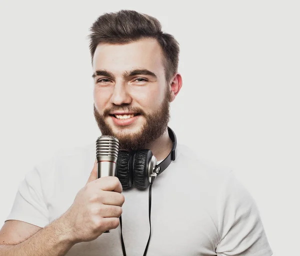 Style de vie et concept de personnes : jeune homme chantant avec microphone — Photo